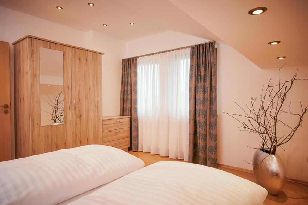 Hotel Seeblick & Ferienwohnung Bad Endorf Bagian luar foto