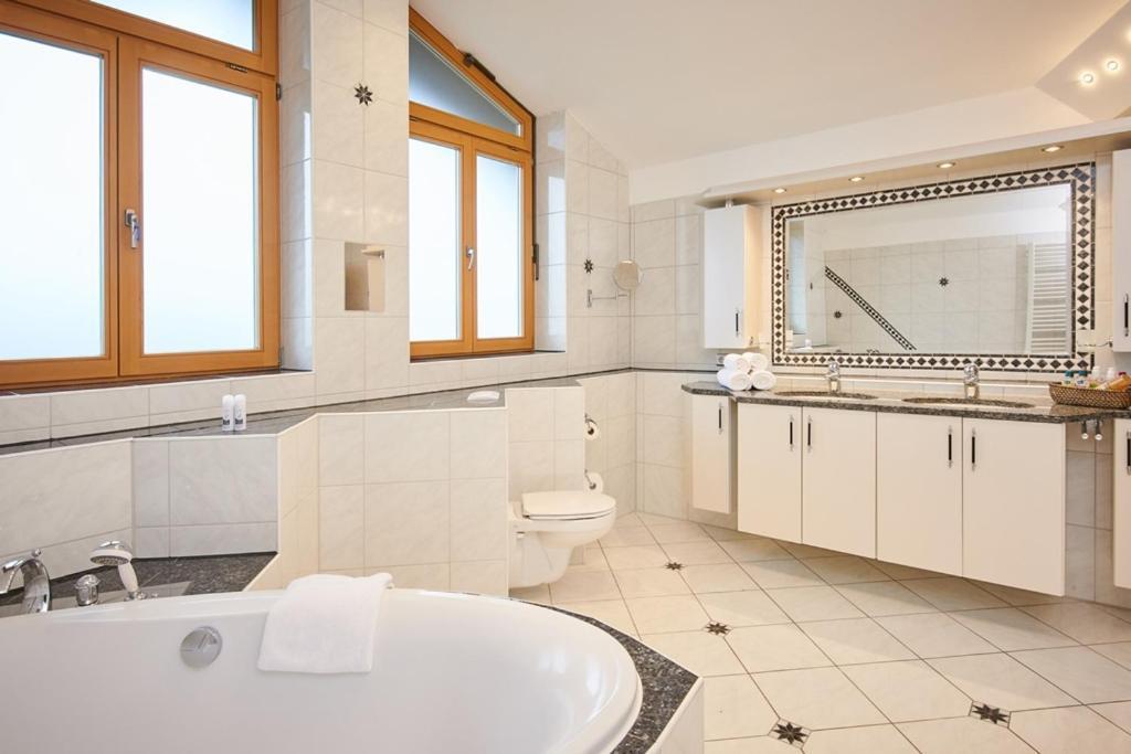 Hotel Seeblick & Ferienwohnung Bad Endorf Bagian luar foto