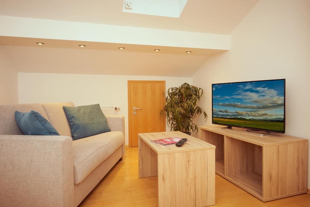 Hotel Seeblick & Ferienwohnung Bad Endorf Bagian luar foto