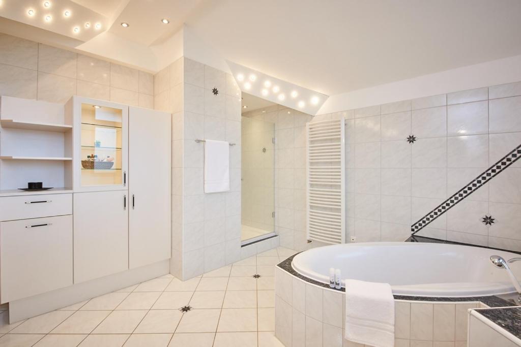 Hotel Seeblick & Ferienwohnung Bad Endorf Bagian luar foto